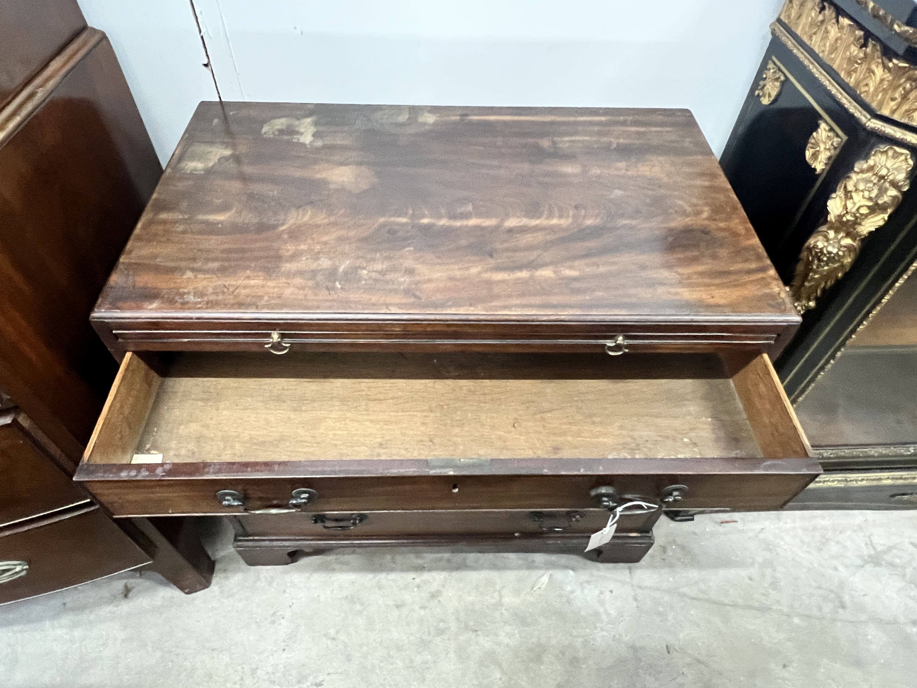 A Georgian mahogany straight front chest, fitted four graduated drawers and a slide, caddy top, brass handles and square bracket feet, width 84cm, depth 49cm, height 79cm